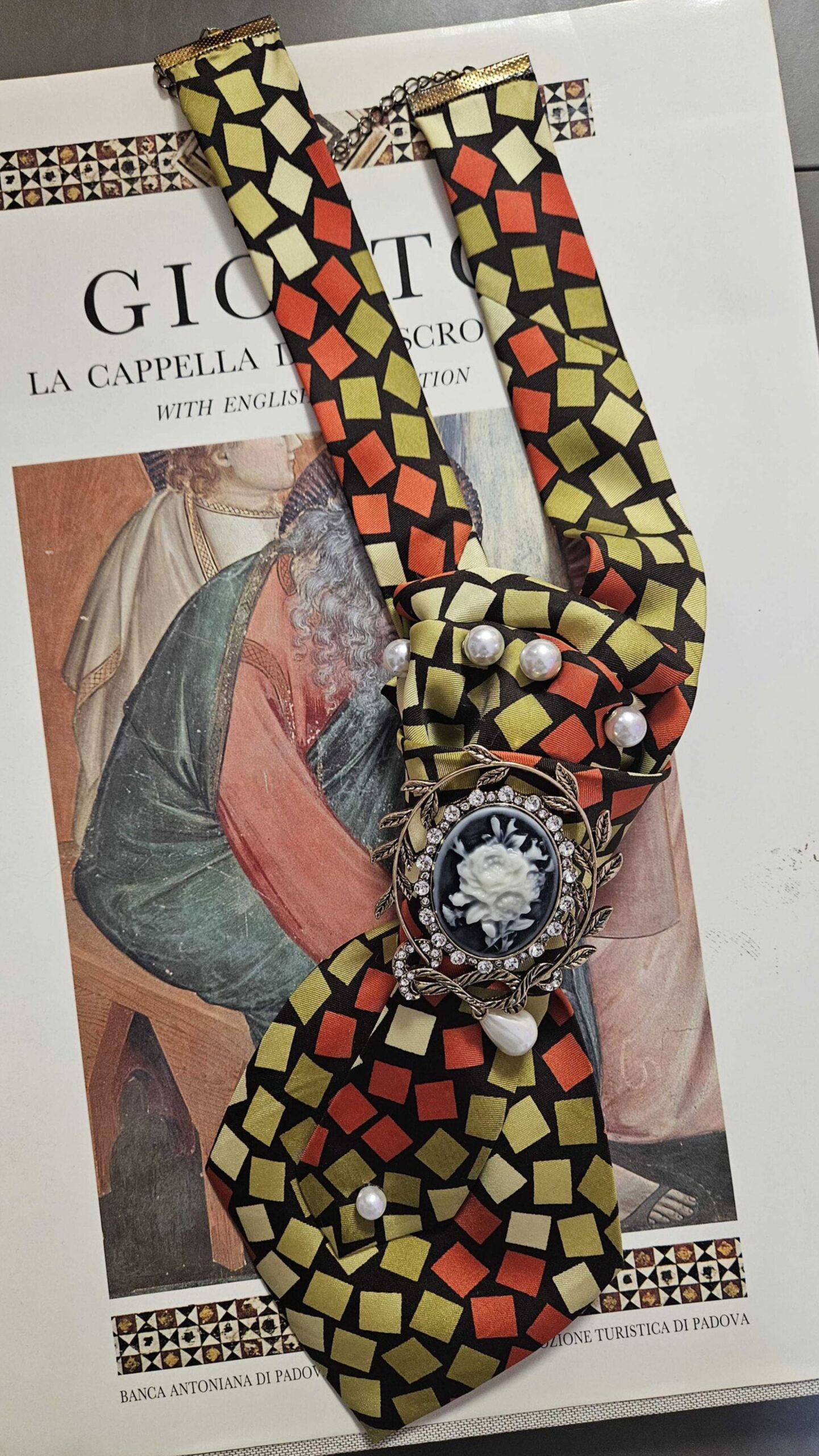 Cameo 70s, Shortened Silk Jewelry Tie with Brooch